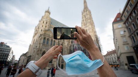 Touristin fotografiert Wiener Stephansdom / © Georg Hochmuth (dpa)