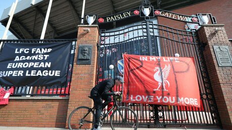 Transparente hängen vor dem Stadion in Liverpool, die gegen die Entscheidung des Vereins, der europäischen Super League beizutreten / © Peter Byrne (dpa)