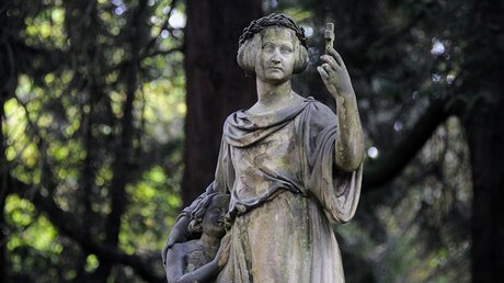 Eine Grabfigur mit der Patina der Vergänglichkeit / © Beatrice Tomasetti (DR)