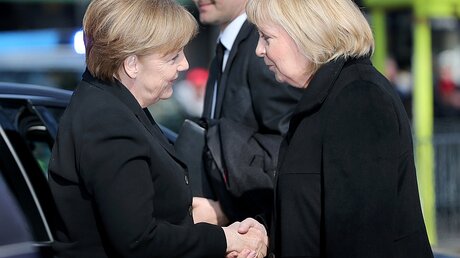 Angela Merkel und Hannelore Kraft vor dem Trauergottesdienst / © Oliver Berg (dpa)