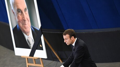 Frankreichs Präsident Emmanuel Macron beim europäischen Trauerakt in Straßburg / © Sven Hoppe (dpa)