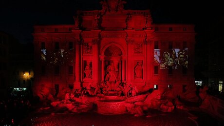 Trevi-Brunnen in rotes Licht getaucht / © EPA/ALESSANDRO DI MEO (dpa)