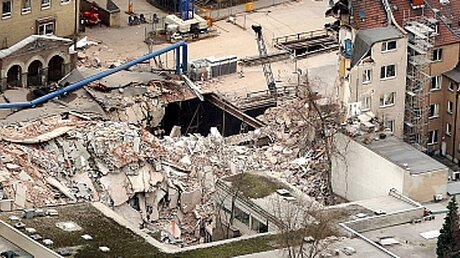 Trümmer liegen am 04.03.2009 in Köln an der Stelle, an der sich das eingestürzte historische Stadtarchiv befand. / © Oliver Berg (dpa)