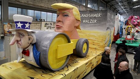 Trump Motivwagen in Köln / © Oliver Berg (dpa)