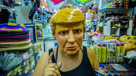 Trump-Maske / © Cris Faga (dpa)