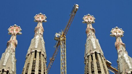 Türme und Baukran der Sagrada Familia / © Stefan Klinkhammer (KNA)