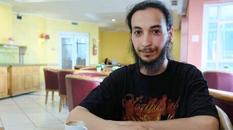 Tunesier Oussama Querfelli in seinem Cafe (epd)
