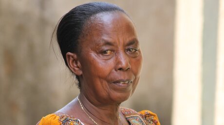 Ruandische Völkermord-Überlebende Bernadette am 2. Juni 20917 in Kibuye in Ruanda. Die 65-jährige Stoffhändlerin verlor beide Söhne. / © Markus Harmann (KNA)