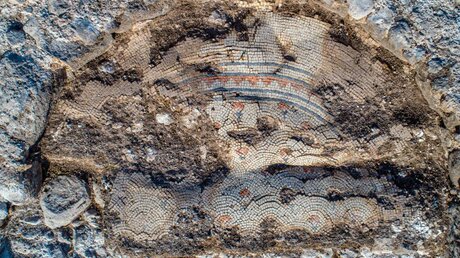 Überreste 1300 Jahre alter Kirche in Israel gefunden: Überreste eines Mosaikbodens / © Alex Wiegmann/Altertumsbehörde Israel (dpa)