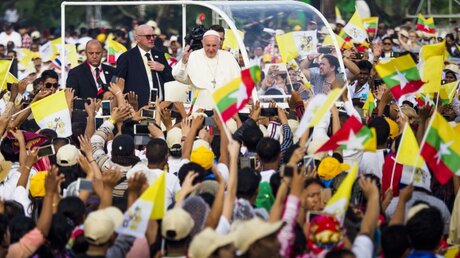 Umjubelter Papst in Myanmar / © Jack Kurtz (dpa)