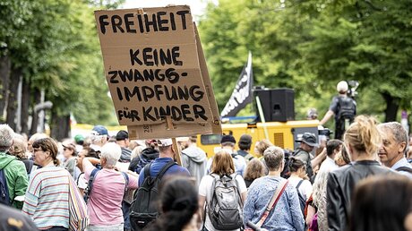 Unangemeldete Demo gegen die Corona-Maßnahmen trotz Demonstrationsverbot in Berlin / © Fabian Sommer (dpa)