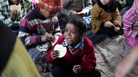 Kinder in einem Slum in Indien / © Raminder Pal Singh (dpa)