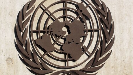United Nations Emblem der Vereinten Nationen am Eingang zum Hauptquartier der UNO am Platz der Nationen in Genf / © Günter Vahlkampf (KNA)