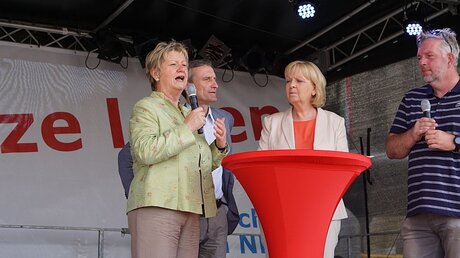 Sylvia Löhrmann und Hannelore Kraft auf dem NRW-Tag / © Marcel Krombusch (DR)
