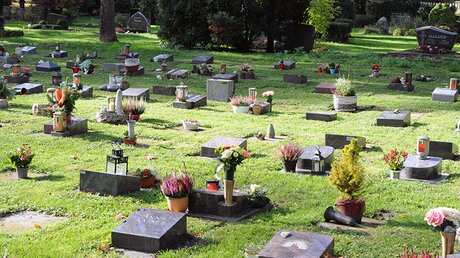 Urnengräber in Köln: Wer an Covid-19 verstorben ist, muss aber nicht zwangsläufig eingeäschert werden.