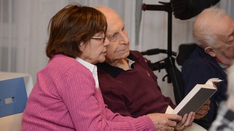 Dieses Ehepaar freut sich über altbekannte Kirchenlieder von früher. / © Beatrice Tomasetti (DR)
