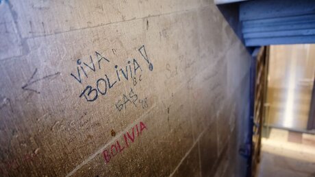 Vandalismus am Kölner Dom: Mit Filzstift geschriebene Botschaften im Aufgang zum Südturm / © Henning Kaiser (dpa)
