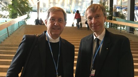 Vatikan-Delegationsleiter, Msgr. Bruno-Marie Duffé und Marcus Wandinger, Mitglied der Vatikan-Delegation (DR)