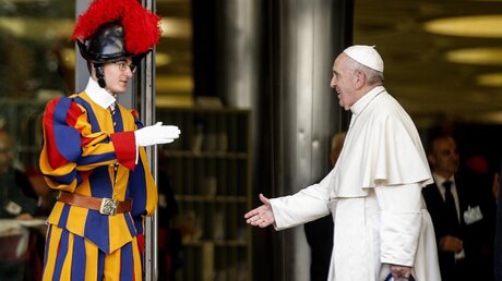 Vatikanstadt: Papst Franziskus begrüßt eine vatikanische Schweizer Garde am letzten Tag der Bischofssynode / © Fabio Frustaci (dpa)
