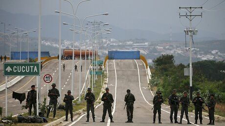 Venezolanische Soldaten bewachen die Tienditas-Brücke nahe der kolumbianischen Grenzstadt Cucuta / © Fernando Llano (dpa)