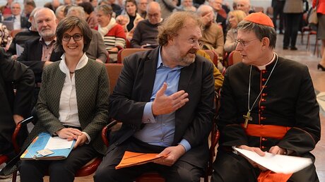 Veranstalterin Dr. Bernadette Schwarz-Boenneke, Redner Jürgen Kaube und Kardinal Woelki / © Beatrice Tomasetti (DR)