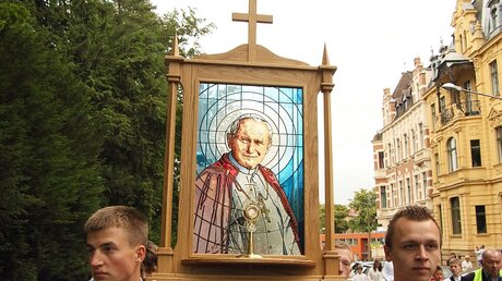 Verehrung für den polnischen Papst Johannes Paul II. / © Markus Kremser (KNA)