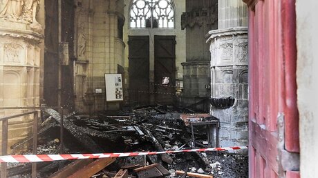 Verkohlte Trümmer in der Kathedrale Saint-Pierre-et-Saint-Paul von Nantes / © Sebastien Salom-Gomis (dpa)