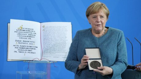 Verleihung der Buber-Rosenzweig-Medaille an Kanzlerin Merkel / © Kay Nietfeld (dpa)