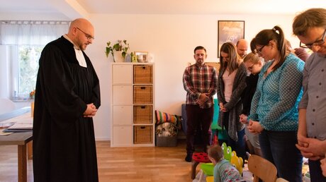 "Verloster" Wohnzimmergottesdienst mit Pfarrer Schott / © Nicolas Armer (dpa)
