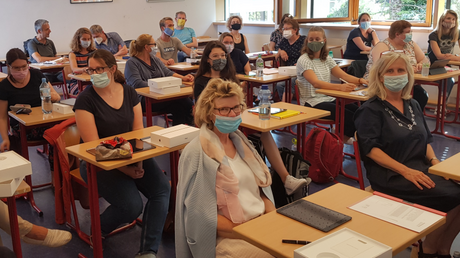 Vertraut werden mit den neuen digitalen Geräten: Lehrkräfte in Brühl bei der Schulung (DR)