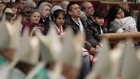 Viele Besucher bei der Messe zum Welttag der Armen / © Andrew Medichini (dpa)