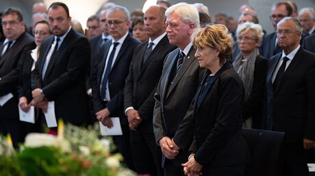  Volker Bouffier (CDU), Ministerpräsident von Hessen, mit seiner Frau Ursula im Trauergottesdienst für Walter Lübcke  / © Swen Pförtner (dpa)