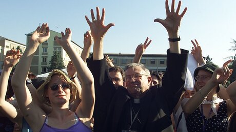 Volksnah: Kardinal Lehmann mit Jugendlichen in Rom  / © Wolfgang Radtke (KNA)