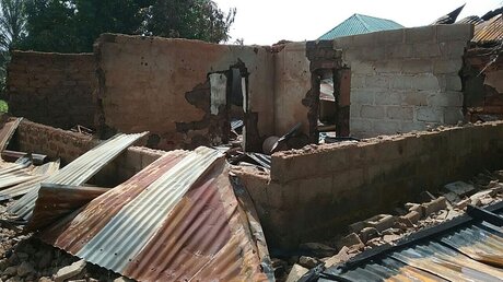 Von islamistischen Fulani zerstörtes Gebäude in Kaduna (KiN)