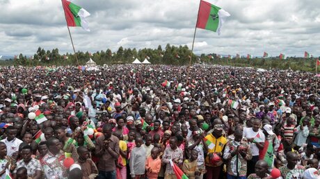 Vor den Wahlen in Burundi: Versammlung von Anhängern der Regierungspartei beim Auftakt des Wahlkampfes / © Berthier Mugiraneza/AP (dpa)