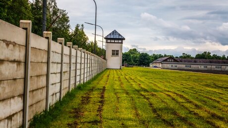 Wachtturm an der Gedenkstätte Dachau / © Avantgarde Design (shutterstock)