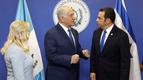 Während der Botschaftseröffnung: Guatemalas Präsident Morales (re.) mit dem israelischen Ministerpräsidenten Netanjahu und dessen Frau Sara / © Ronen Zvulun (dpa)