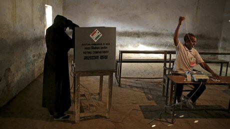 Wahllokal in einem Dorf in Indien / © Altaf Qadri (dpa)