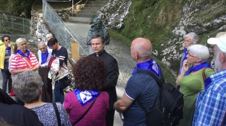Wallfahrtsleiter Dr. Markus Hofmann mit einer Pilgergruppe in Lourdes.  (DLV Köln)