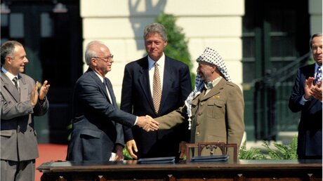 Washington, 13. September 1993: Israels Ministerpräsident Rabin, US-Präsident Clinton und Palästinenserführer Arafat  / © mark reinstein (shutterstock)