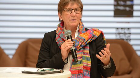 Welchen Beitrag kann der ND zum Thema Bildung leisten, fragt ND-Leiterin Dr. Claudia Lücking-Michel ins Plenum. / © Beatrice Tomasetti (DR)