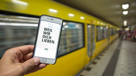 Werbespruch der BVG: "Weil wir dich lieben" / © Jörg Carstensen (dpa)