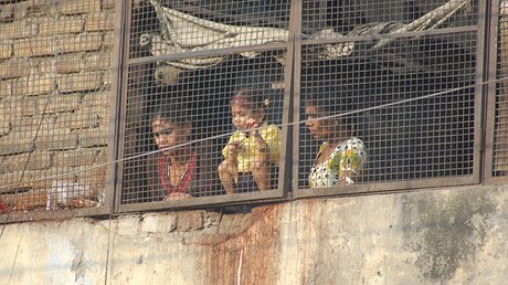 Wie Tiere hinter Gittern: Frauen und Kinder im Rotlichtviertel G.B. Road in Delhi  / © Wagener (privat)