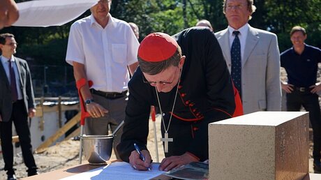 Unterschrift unter die Urkunde: Kardinal Woelki (Erzbistum Köln)