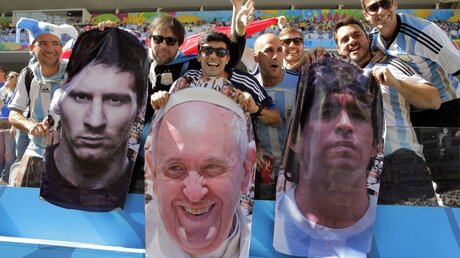 Fußballfans aus Argentinien mit Papst-Konterfei (dpa)