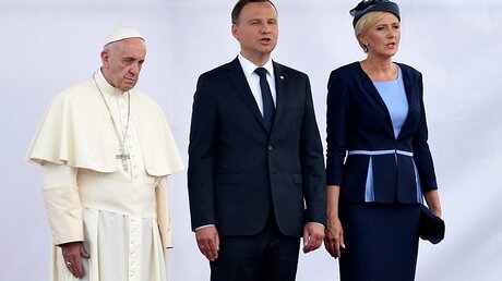 Der Papst und das polnische Präsidenten-Ehepaar, Andrzej Duda und seine Frau Agata Kornhauser-Duda  / © Radek Pietruszka (dpa)