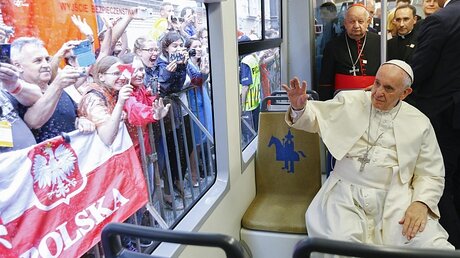 Beliebter Tram-Mitfahrer: Papst Franziskus / © Stefano Rellandini (dpa)