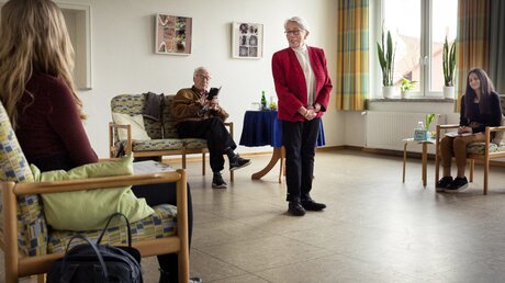 Yvonne Koch (87, M.) berichtet am 09.04.2021 in Bergen bei Celle Jugendlichen über das Konzentrationslager / © Sonja Winterhoff (epd)