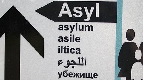Schild einer Erstaufnahmeeinrichtung für Asylbewerber (dpa)