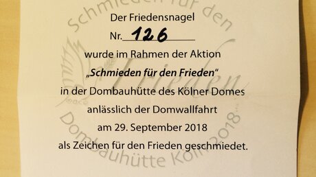 Zertifikat für einen Friedensnagel der Aktion "Schmieden für Frieden" / © Johannes Schröer (DR)